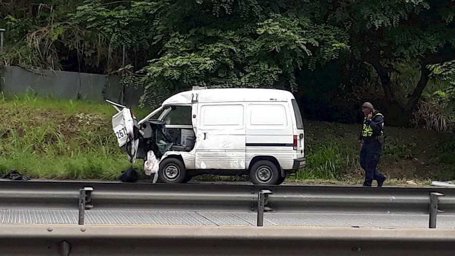 Un conductor queda atrapado tras impactar su auto contra un camión