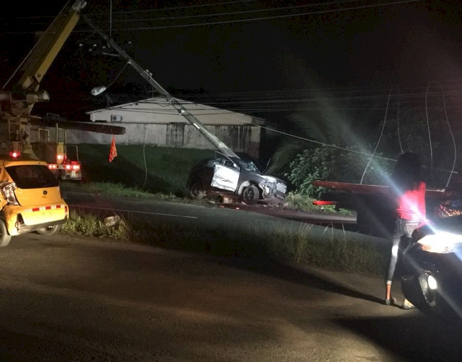 Mujer muere tras chocar contra un poste en Colón