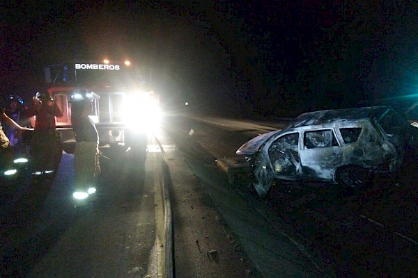 Dos personas mueren calcinadas y uno queda herido tras incendiarse un vehículo en Natá