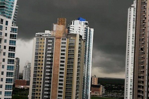 Vías anegadas por sistema de mal tiempo en ciudad capital