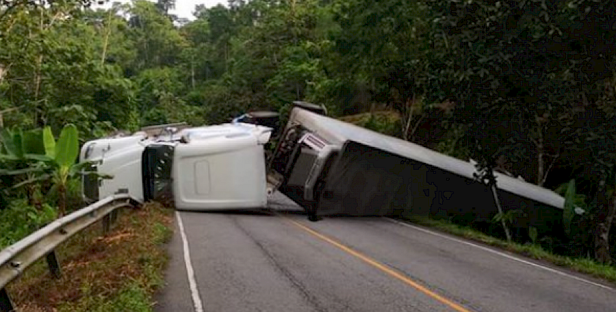 Accidente de camión articulado en Bocas del Toro