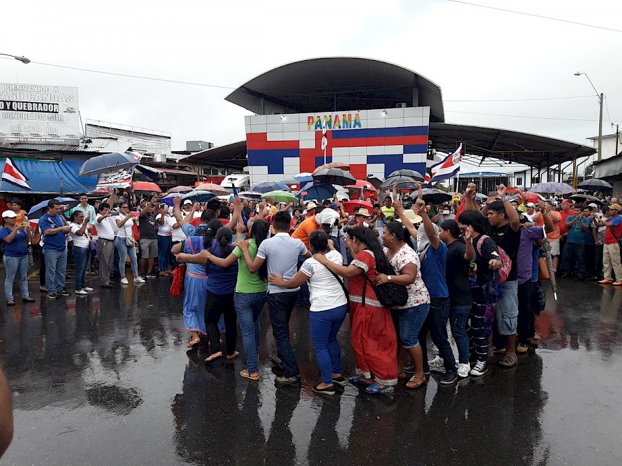 Grupo de costarricenses cierra el acceso en Paso Canoas