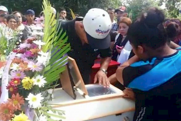Realizan honras fúnebres de madre y sus dos hijos en Veraguas