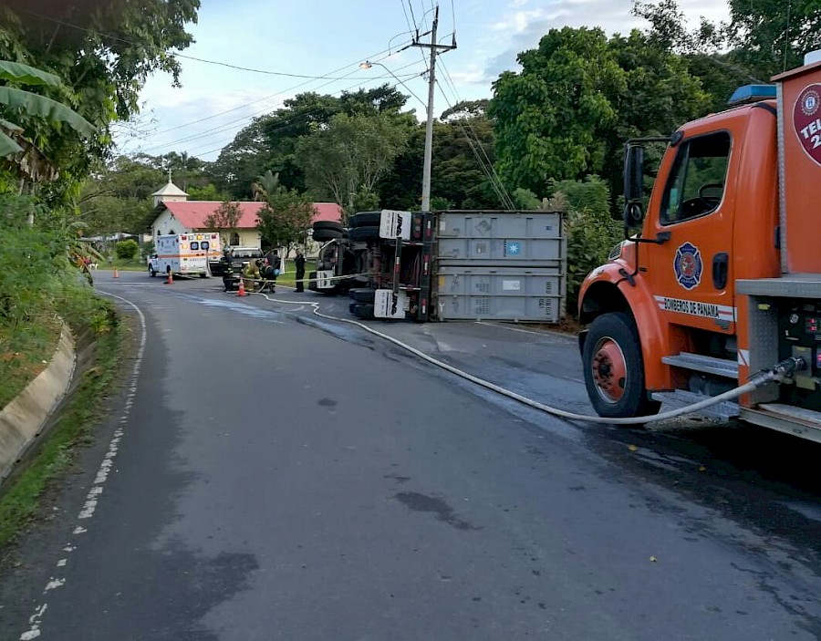 Conductor de camión fallece tras vuelco