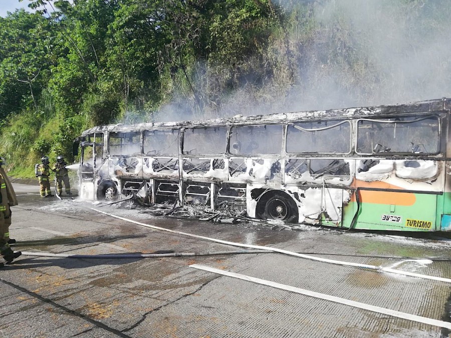 Bus se incendia en el Corredor Norte