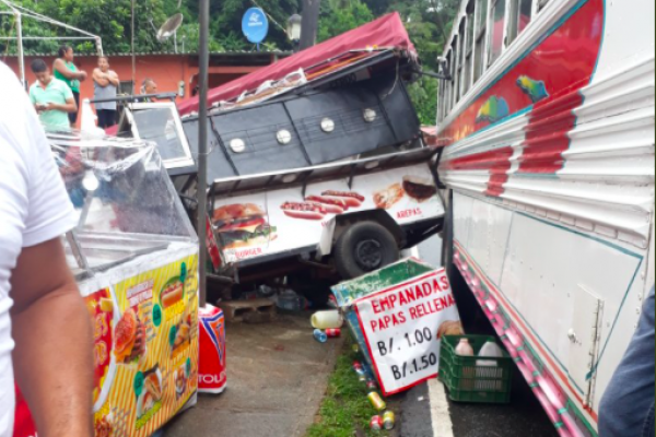 Bus impacta kioskos y una persona resulta gravemente heridas