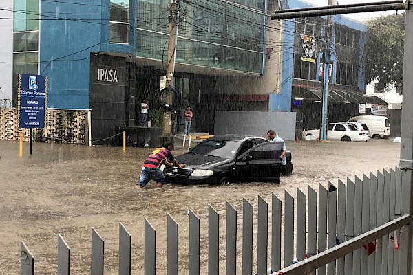 Calles inundadas tras lluvia en la provincia de Panamá