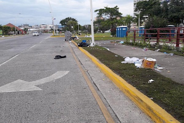 Cinta Costera amaneció llena de basura, AAUD realizó operativo de limpieza