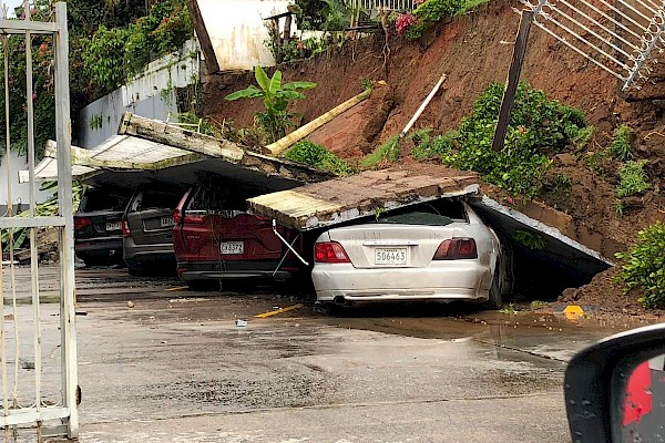 Muro cae sobre varios autos, sin víctimas