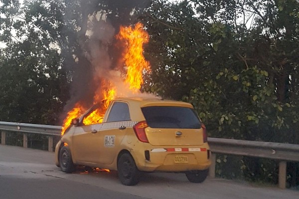 Dos autos se incendian en plena vía