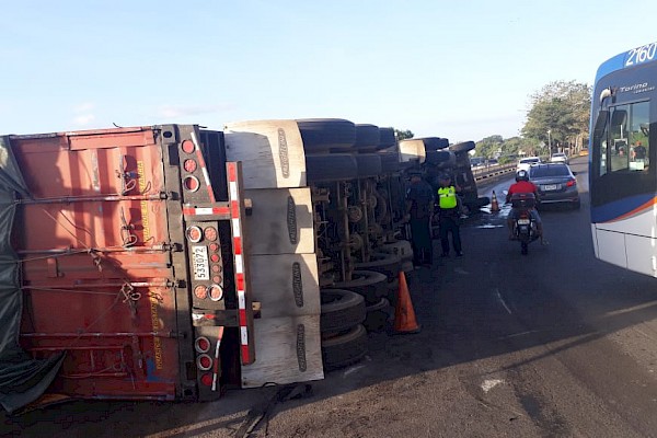 Camión que transportaba arroz se volcó en Tocumen