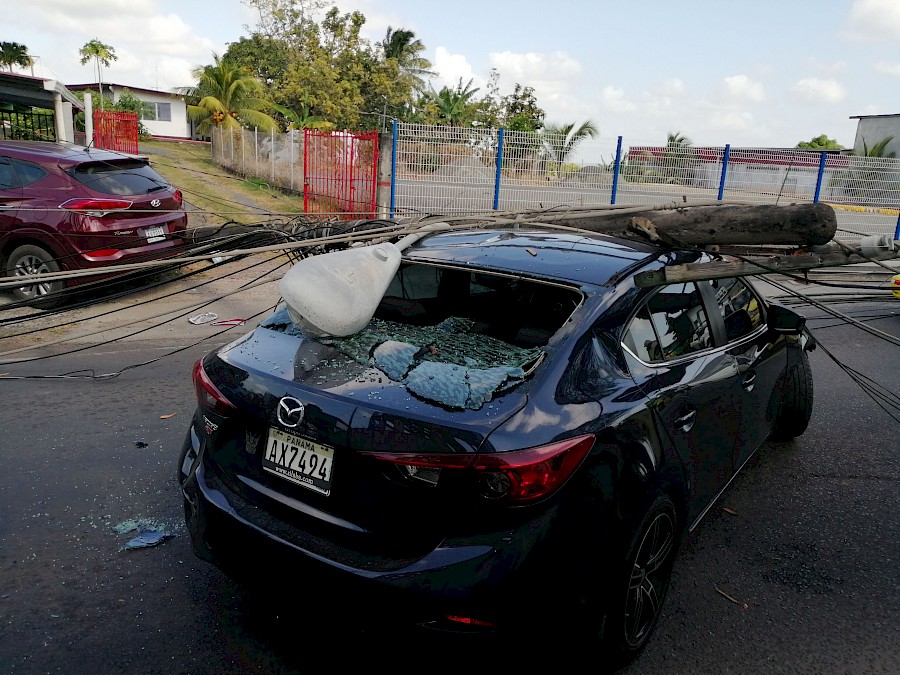 Grúa derriba tres postes en La Chorrera