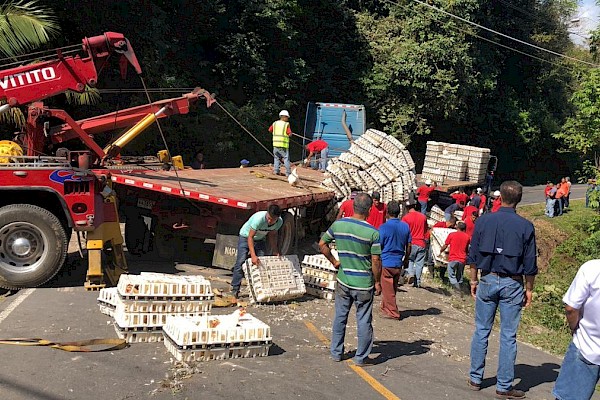 Camión se vuelca en el Valle de Antón, sin víctimas
