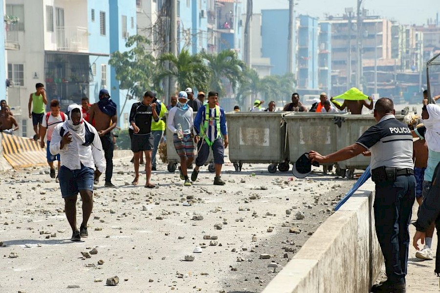 Enfrentamientos entre recicladores y antimotines en el Mercado de Abastos