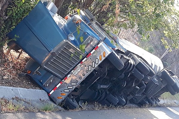 Sin víctimas accidente entre camión volquete una cisterna