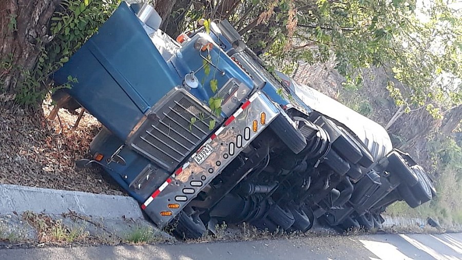 Sin víctimas accidente entre camión volquete una cisterna