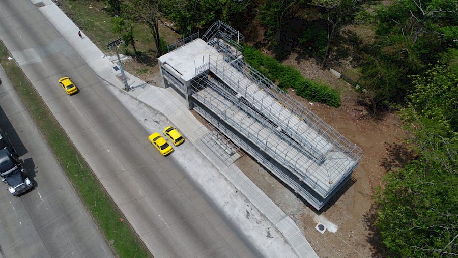 Puente peatonal de la UTP avanza en un 83%