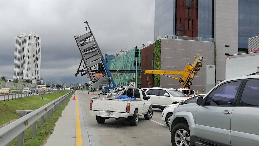 Estructura para publicidad queda sobre la vía en el Corredor Sur