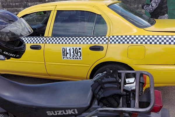 Armas en un taxi y balacera