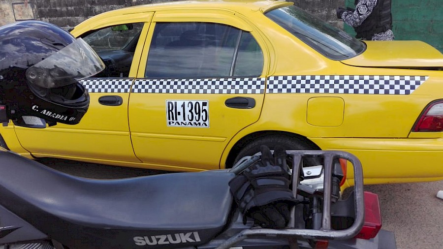 Armas en un taxi y balacera