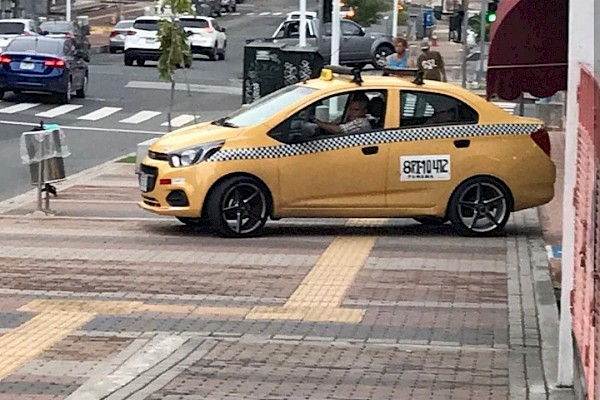 Multan a taxista captado manejando en la acera