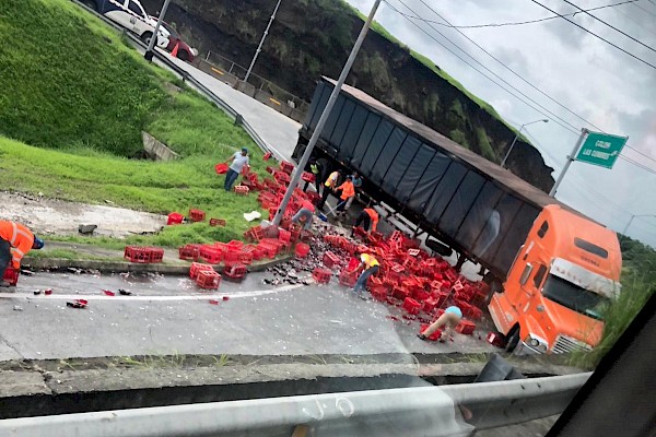 Al menos tres hechos de tránsito que involucran camiones tipo mula