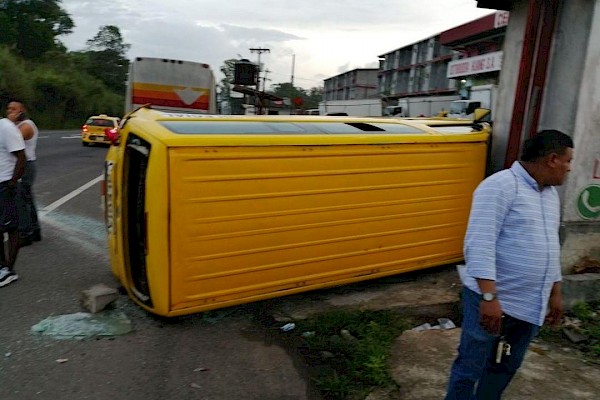 Varios heridos por accidente de bus colegial en Colón