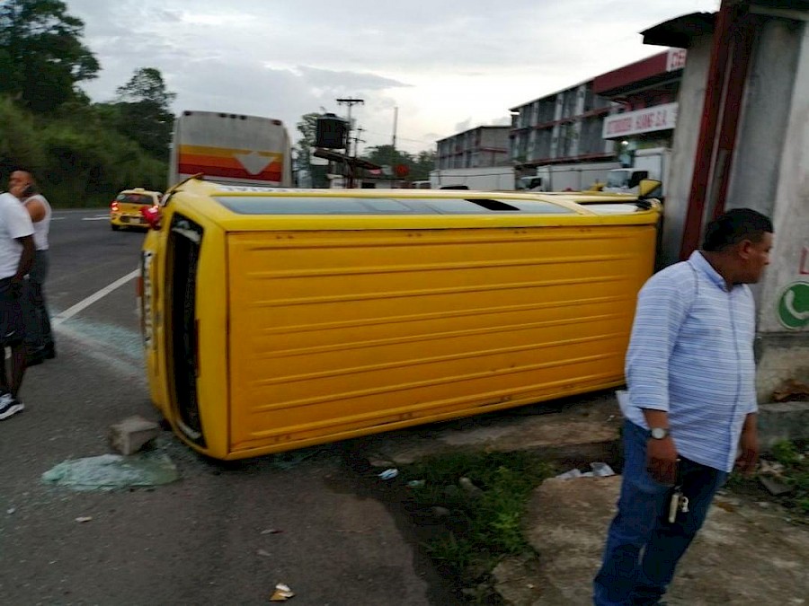 Varios heridos por accidente de bus colegial en Colón