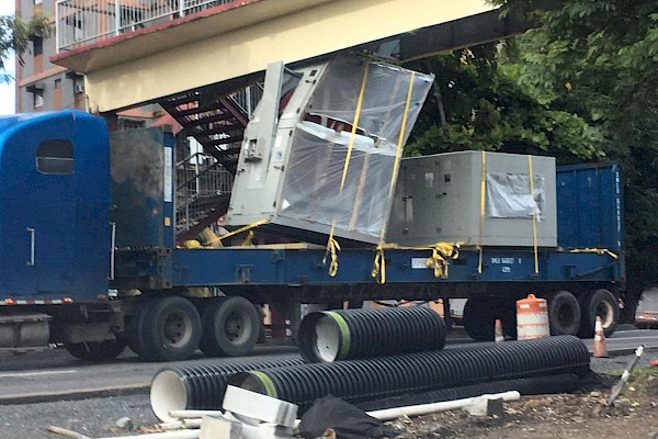 Camión queda varado en puente peatonal de la vía Tumba Muerto