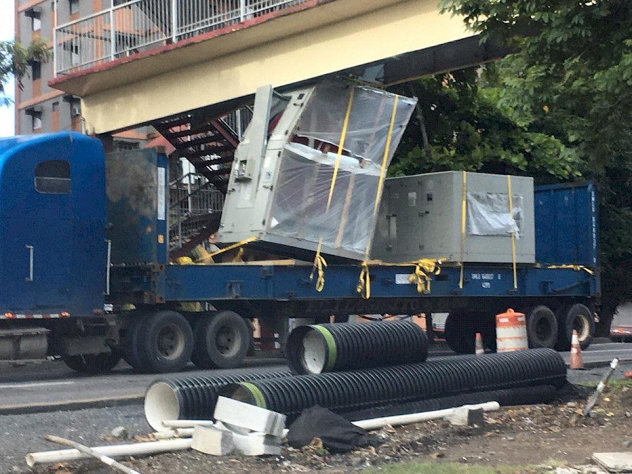 Camión queda varado en puente peatonal de la vía Tumba Muerto