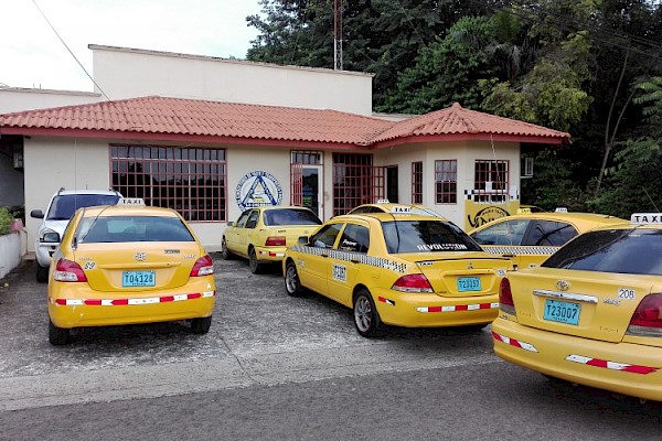 Taxistas de Panamá Oeste piden alto a la emisión de cupos