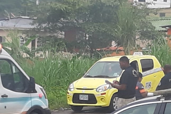 Muerto dentro de un taxi en Colón