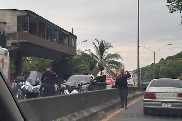 Policía es atropellado en inversión de carriles en Avenida de Los Mártires