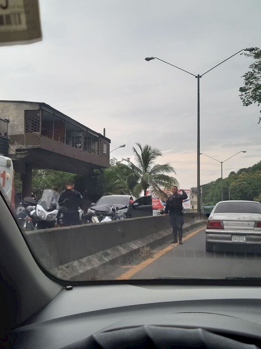 Policía es atropellado en inversión de carriles en Avenida de Los Mártires