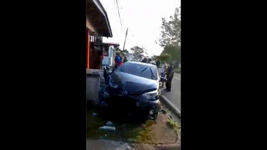 Cuatro casas con daño materiales por accidente de tráfico en Vacamonte