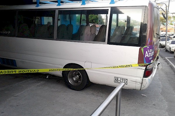 Asesinan a un hombre en bus con pasajeros