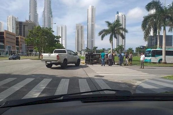 Autos incendiados y colisiones en distintos puntos de Panamá