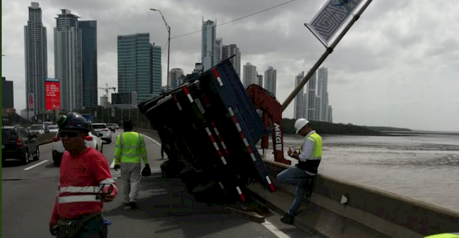 Grúa se accidenta en el tramo marino del Corredor Sur