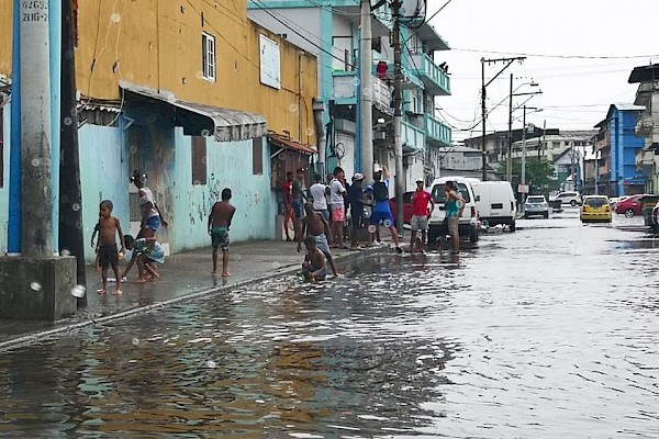 Varias vías quedaron convertidas en ríos tras la lluvia