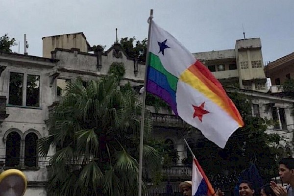 Polémica por modificación de la bandera panameña con colores LGBETQ en una protesta