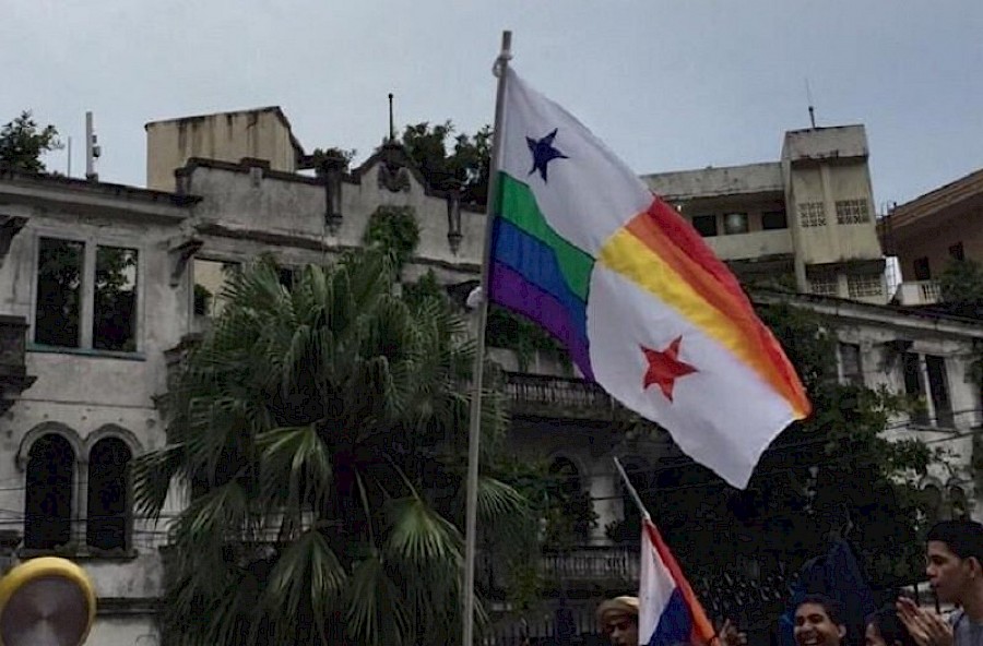 Polémica por modificación de la bandera panameña con colores LGBETQ en una protesta