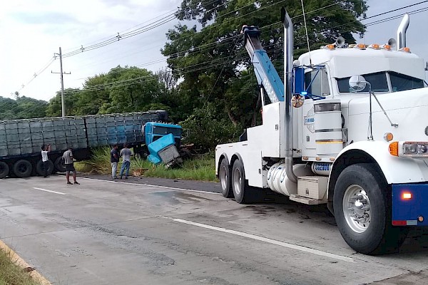 Al menos tres camiones involucrados en accidentes en diferentes puntos