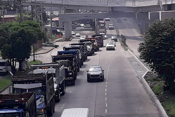 Conductores de volquetes realizan caravana por mejorar las condiciones del negocio