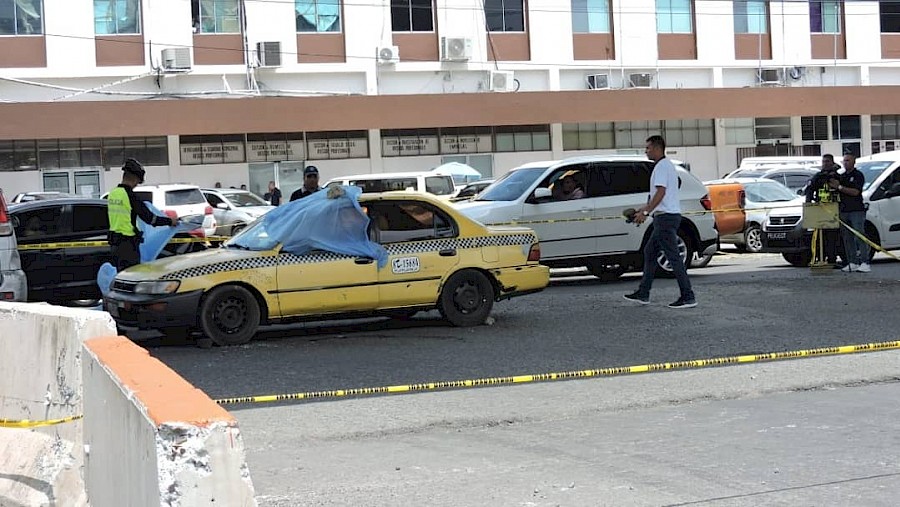 Acribillados dentro de un taxi en la vía Transístmica