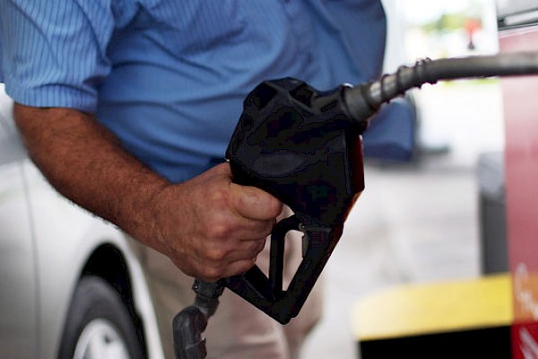 Leve baja en los precios de venta del combustible