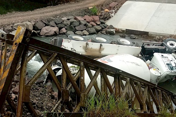 Camión concretero destruye un puente en Ocú