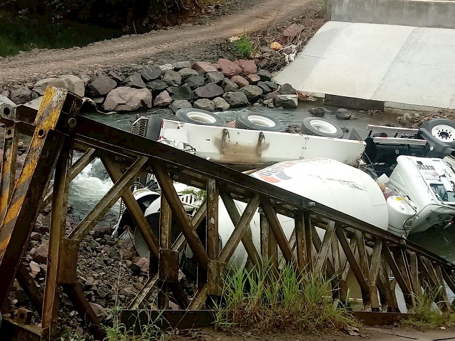 Camión concretero destruye un puente en Ocú