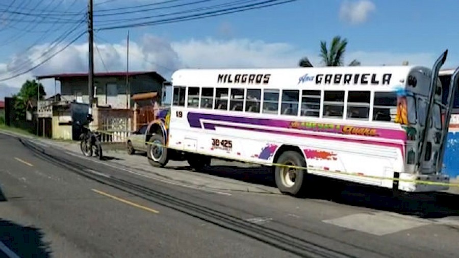 Balacera dentro de un bus deja un muerto y un herido en Colón