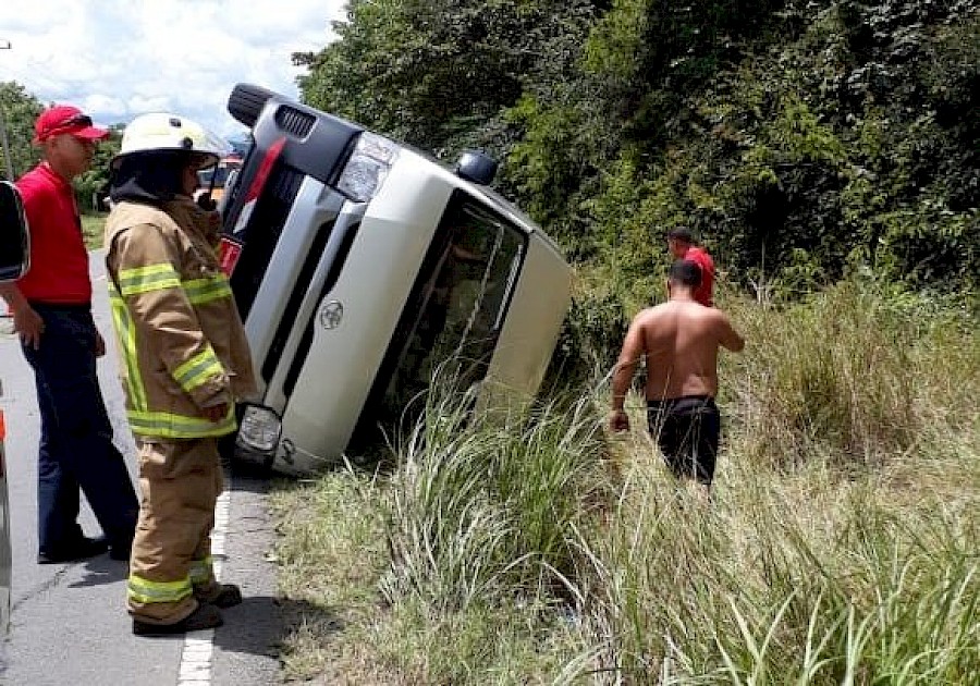 Varios lesionados por vuelco de busito en Coclé