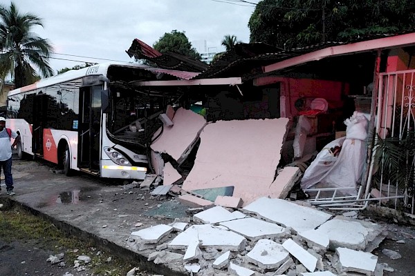 Cinco lesionados tras choque de Metrobus con una residencia